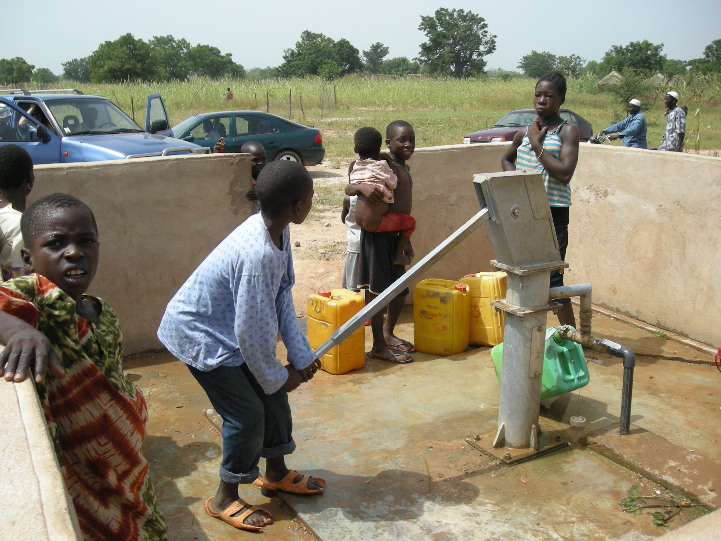 Enfants autour d'un captage d'eau au Burkina