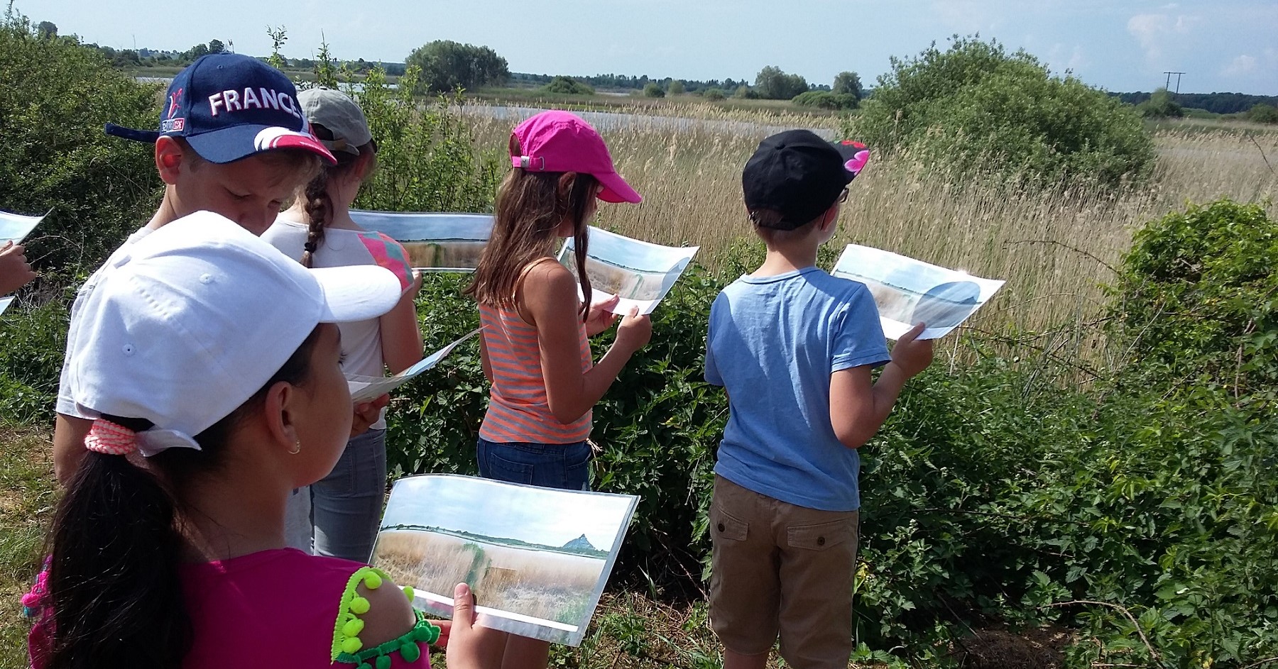 enfants en extérieur pendant une classe d'eau