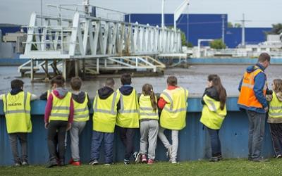 enfants devant une station d'épuration