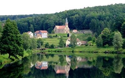 Vue sur un village proche d'un fleuve